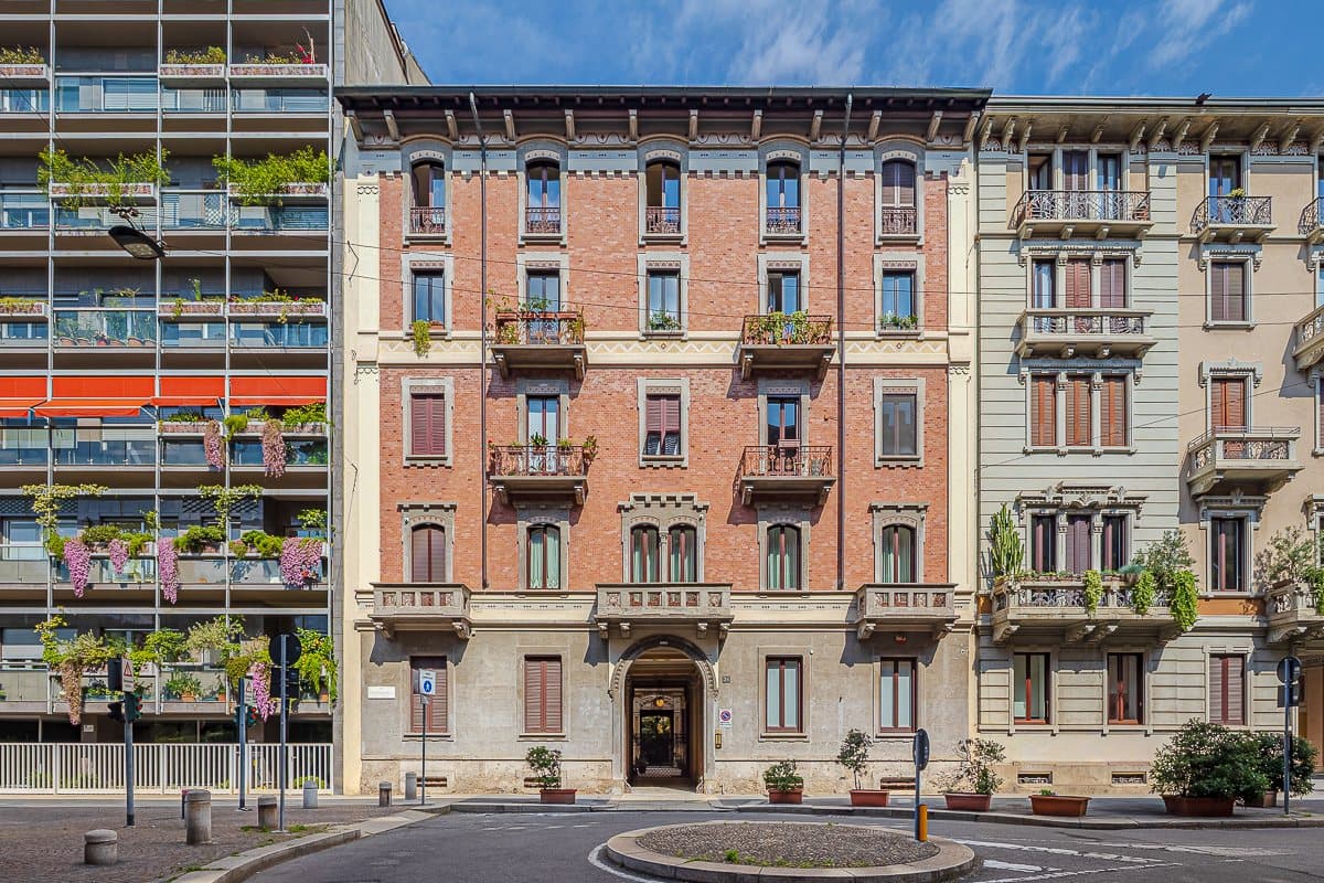 La facciata Liberty dello stabile su piazza Tommaseo