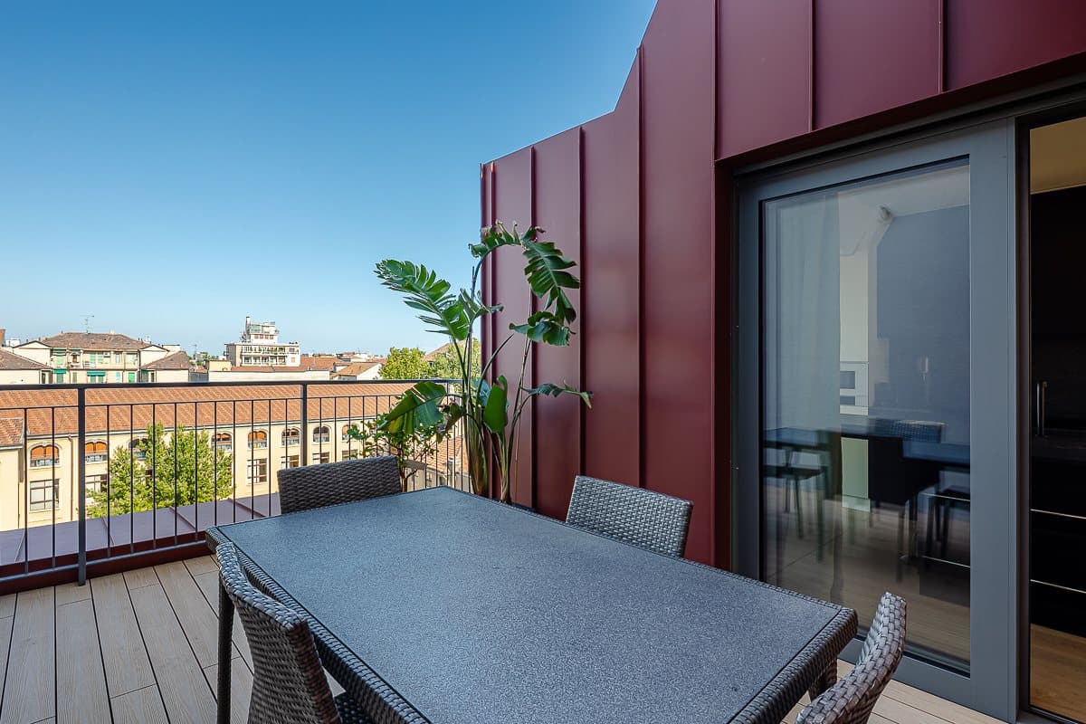 La terrazza privata dell'attico sui tetti di Milano