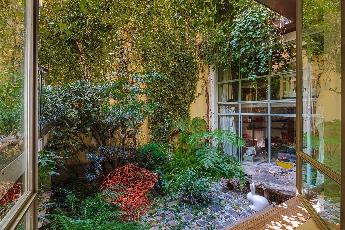 Il giardino privato del loft, immerso nel verde