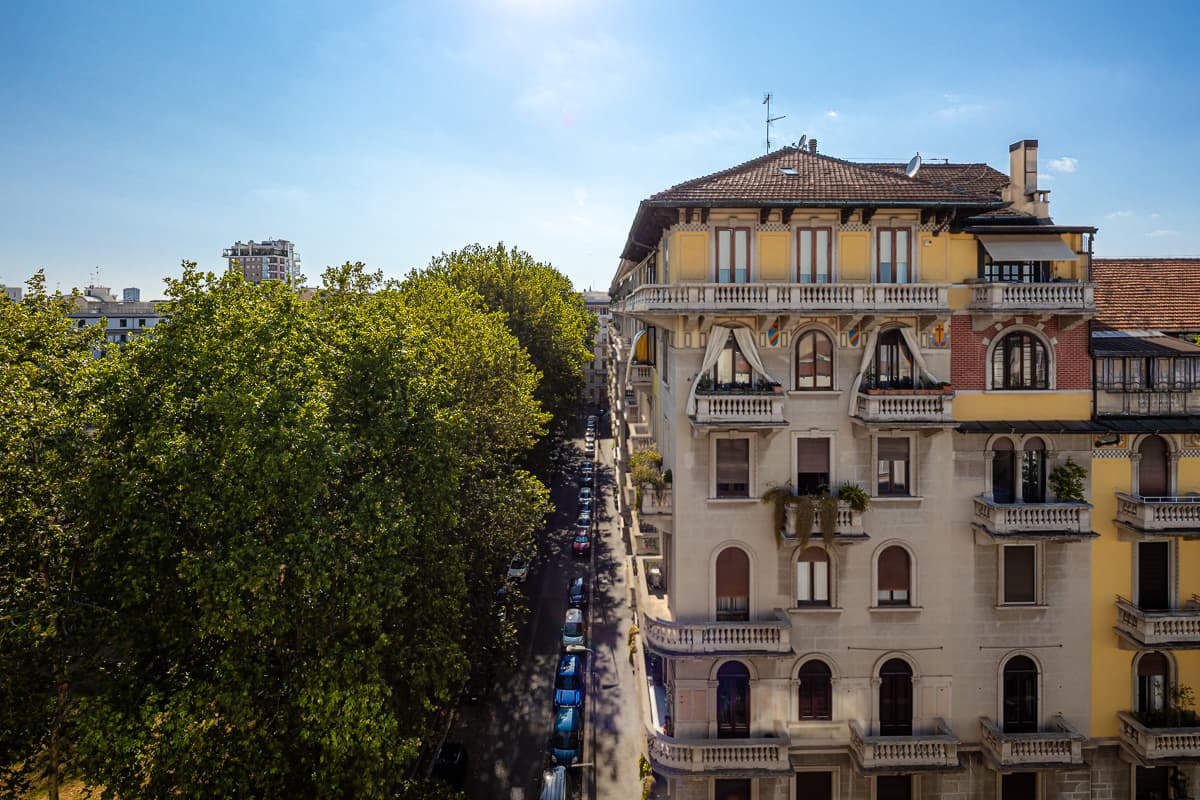 Un palazzo Liberty milanese tra gli alberi