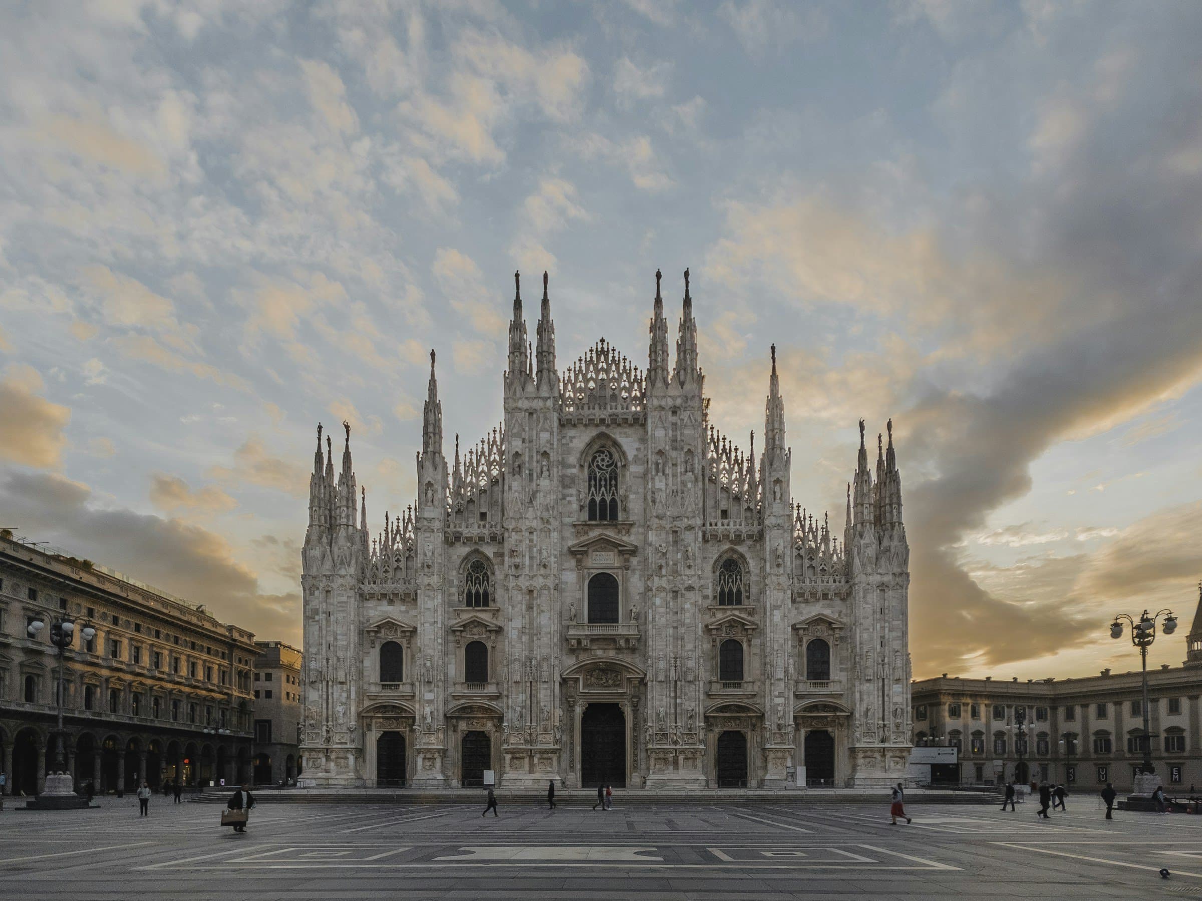 Il Duomo di Milano al tramonto, con la piazza quasi vuota