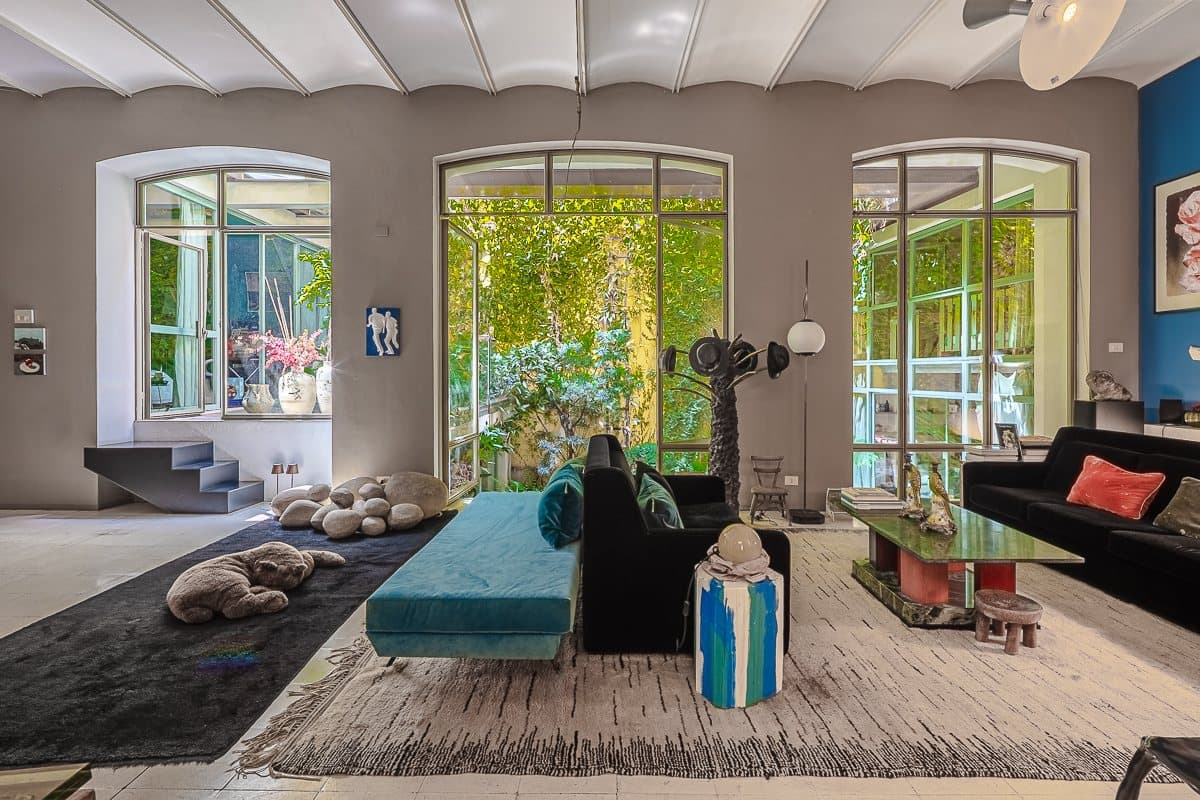 Il living del loft affacciato sul giardino interno