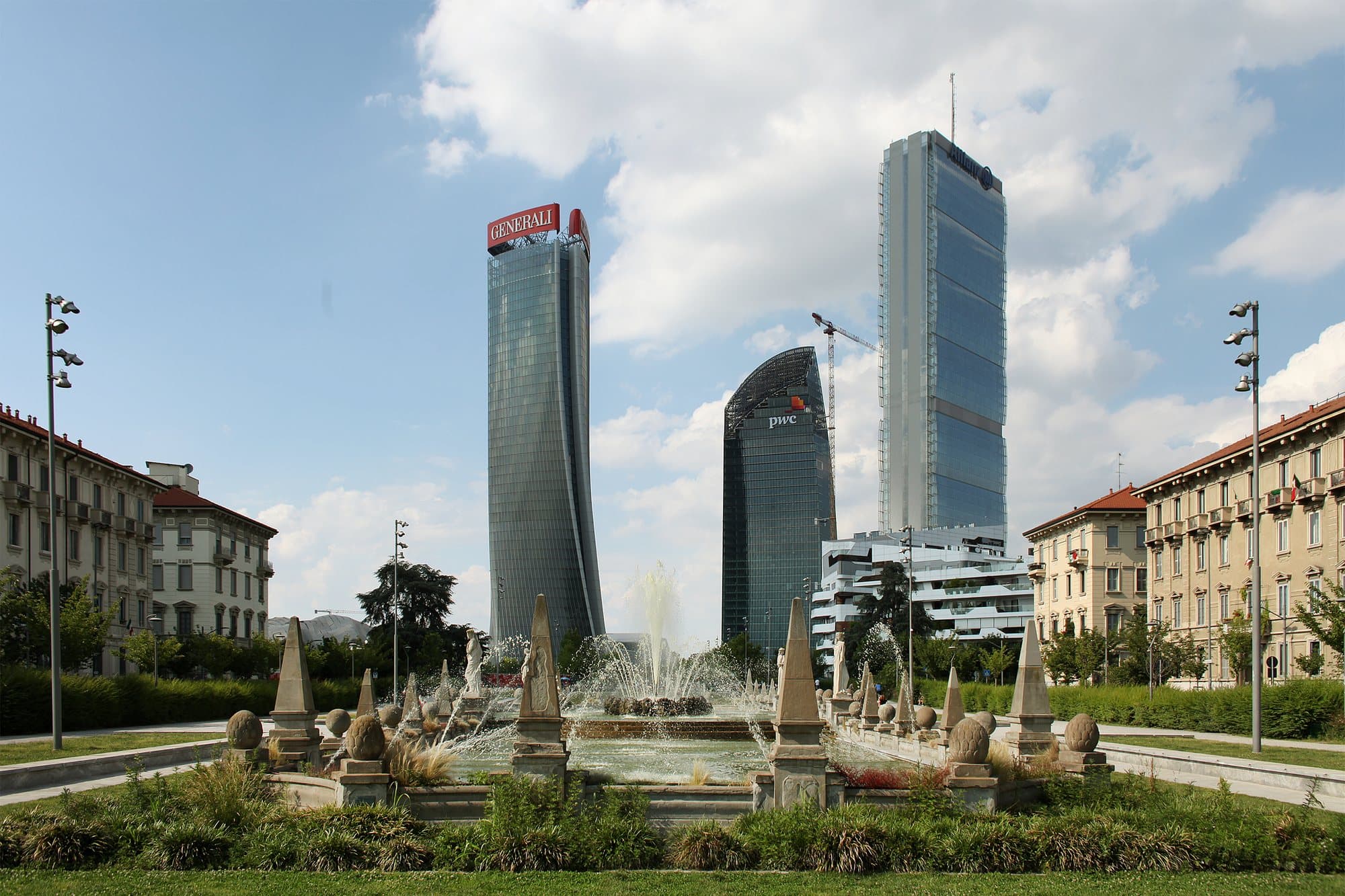 Le torri di CityLife oltre la fontana di piazza Giulio Cesare