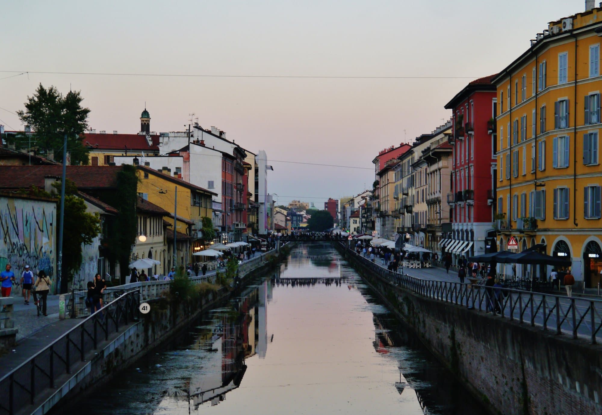 Il Naviglio Grande al tramonto, tra le case di ringhiera